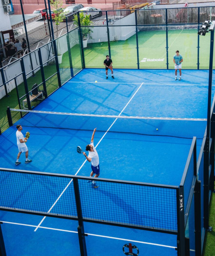 Puis-je jouer en simple au padel ?